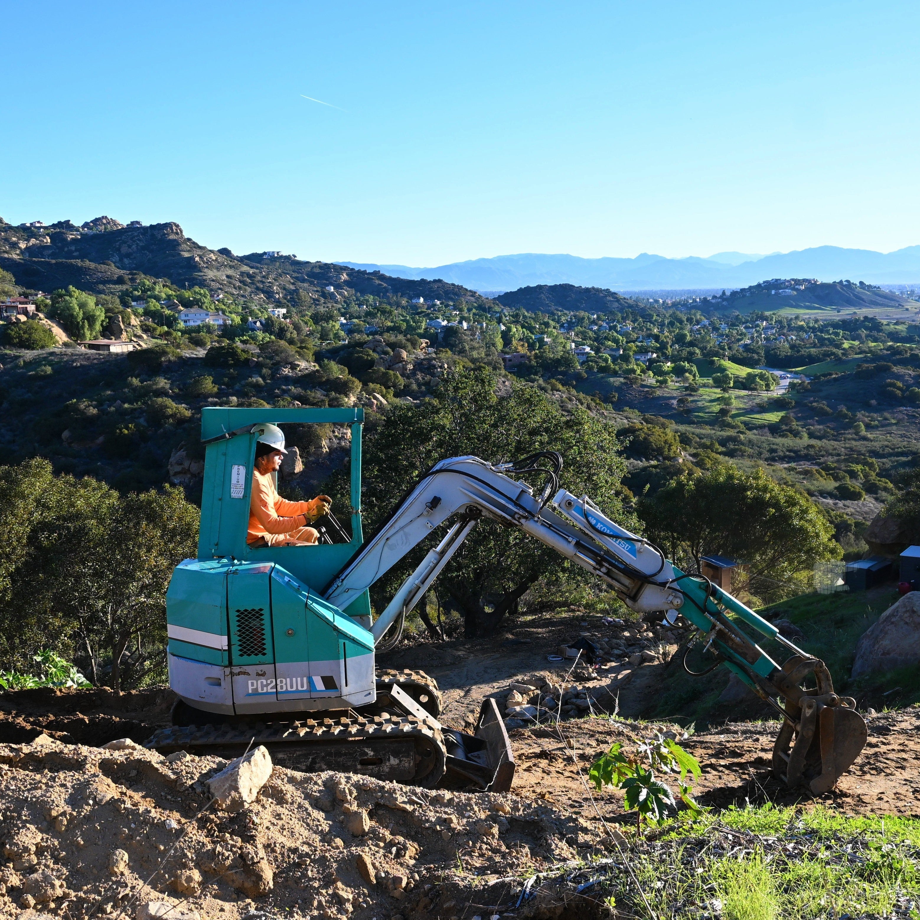 Mini Excavator Rental with Operator in Los Angeles | What Contractors Should Consider