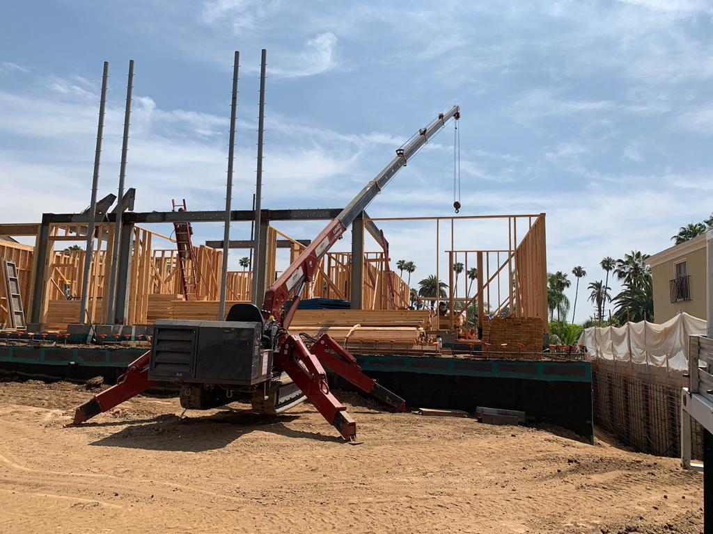 Top Five Benefits of Hiring Mini Crawler Crane For Construction Sites