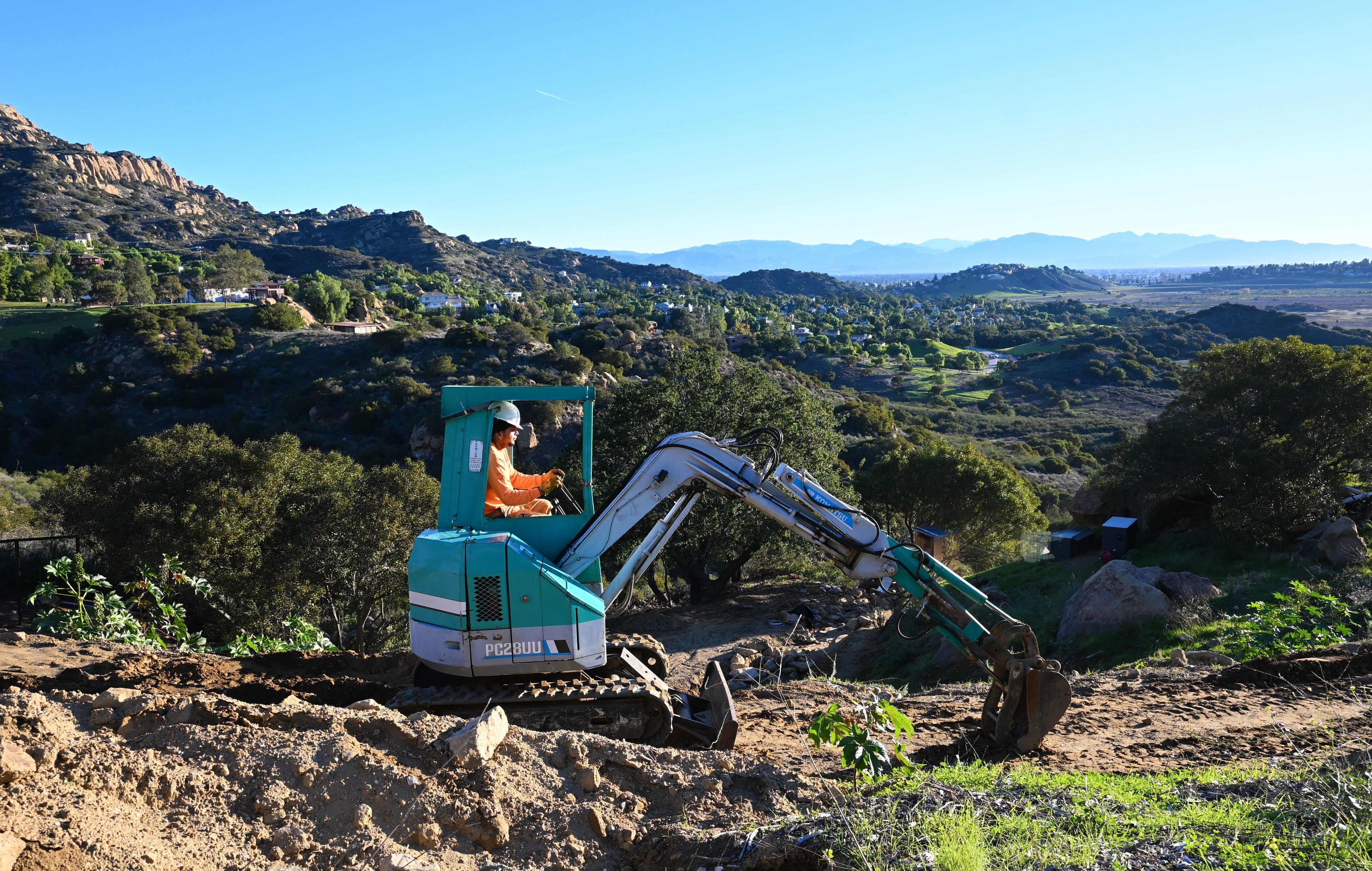 Mini Excavator Rental with Operator in Los Angeles | What Contractors Should Consider